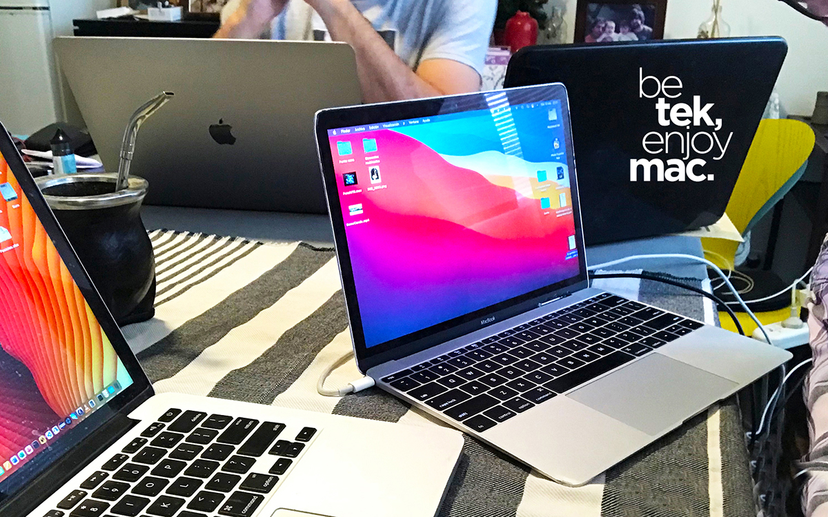 Desarrolladores trabajando en tecnología